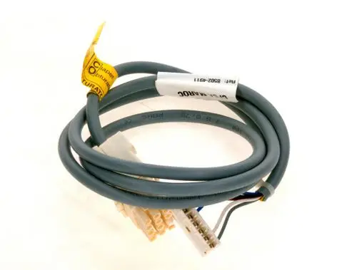 Bosch-Kabel mit mehreren Leitungen und einem weißen Stecker, in einer Schlaufe verlegt. Ein gelbes Etikett ist sichtbar.
